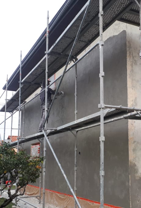 Membre De L'équipe Tradiface En Action Pendant Un Ravalement De Façade à Montauban - Tradi Face Membre de l'équipe TradiFace en action pendant un ravalement de façade à Montauban