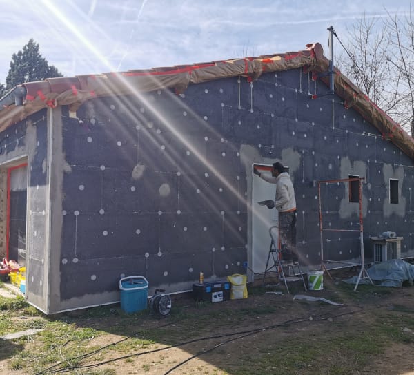Travaux D'isolation Par L'extérieur Réalisés Par Tradiface à Toulouse, Montrant L'efficacité Et Le Soin Apportés à Chaque étape. - Tradi Face Travaux d'isolation par l'extérieur réalisés par TradiFace à Toulouse, montrant l'efficacité et le soin apportés à chaque étape.