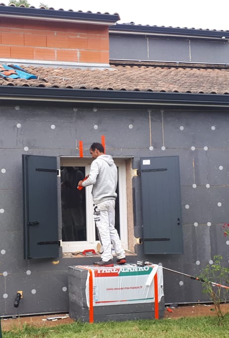 Technicien spécialisé en isolation par l'extérieur travaillant à Montauban