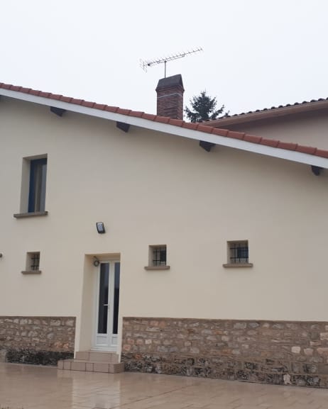 Résultat impressionnant d'un ravalement de façade réalisé à Montauban par TradiFace, mettant en valeur l'expertise en rénovation extérieure.