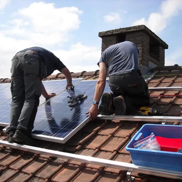 Panneaux solaires photovoltaïques en installation à Montauban