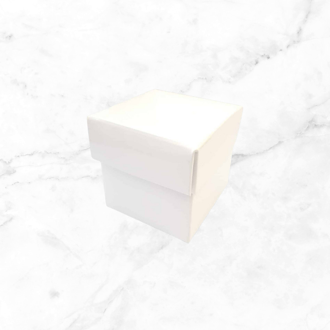 Cube blanc verni vide